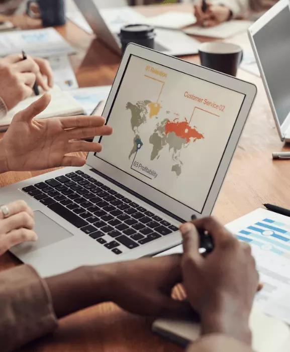 Mani che indicano una presentazione sul pc